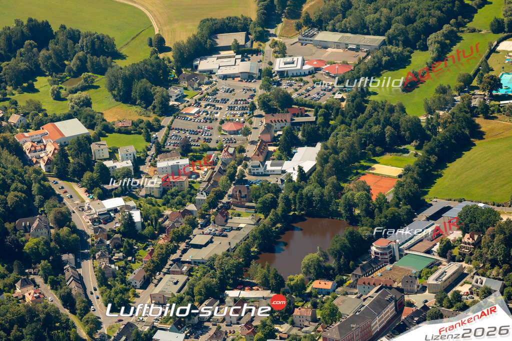 Das Luftbild zeigt : Eisweiher Wunsiedel - Die Luftaufnahme wurde 2023 vom UL-Flugzeug aus erstellt ( keine Drohne ) - Hochauflösende Luftaufnahme - Für grossformatige Ausdrucke geeignet. Die Geschenkidee !Mit Lizenz und Bildrechte bestellbar