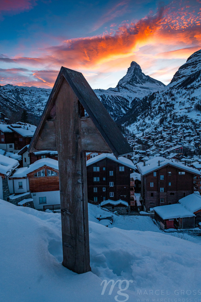 Zermatt and Matterhorn in the Alps of Switzerland on a wonderful sunset with a cross | Die ideale Geschenkidee für Naturliebhaber. Naturbilder von Marcel Gross Photography für ihr Zuhause in den verschiedensten Formaten und Materialien. - Realisiert mit Pictrs.com