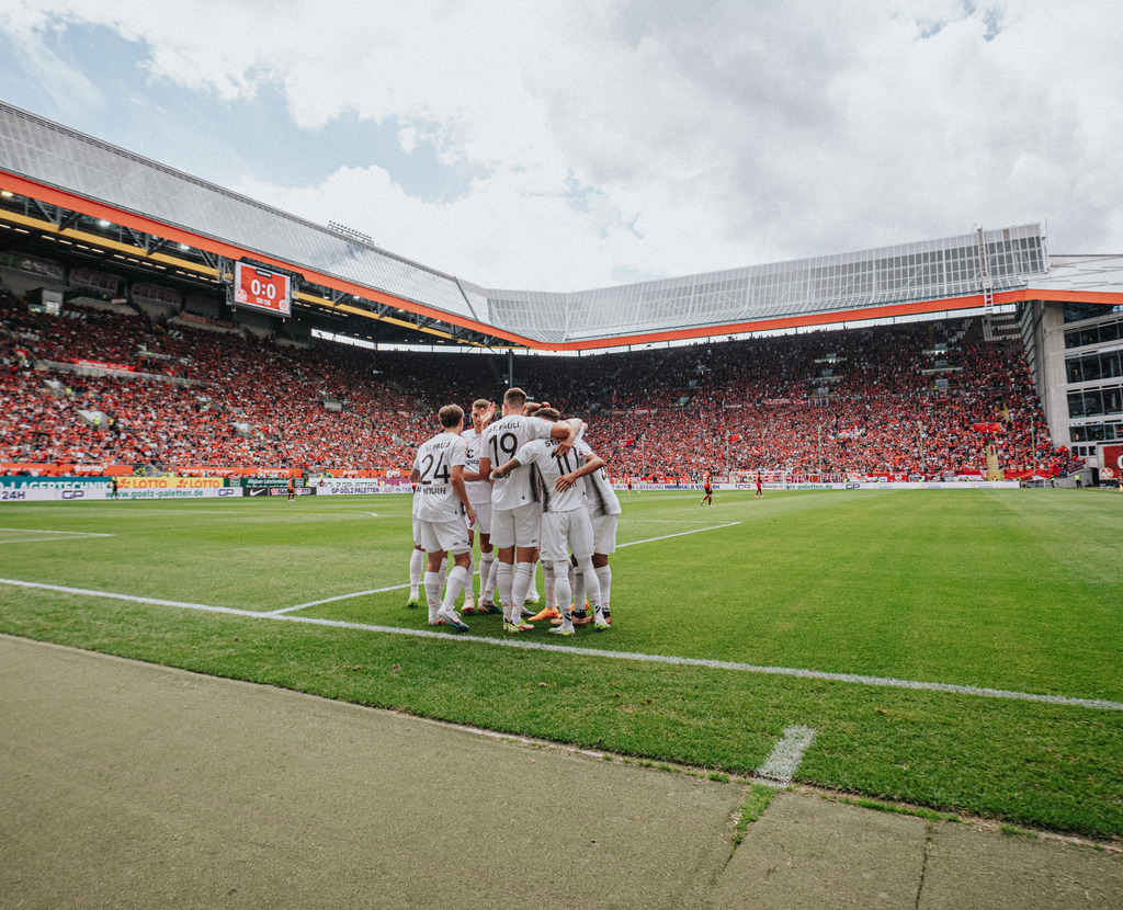 _DSC6605 | Der offizielle Shop für FC St. Pauli Fotos. Wähle aus Spielszenen & Fanmomenten dein FCSP Wunschformat. Wir liefern Millerntor-Atmosphäre.
