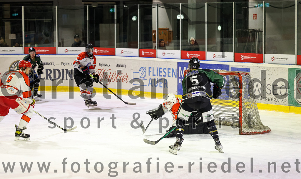2022-12-02_034_TSV_Erding_gegen_EV_Pegnitz | Erding, Deutschland, 02.12.2022:
Eishockey, Bayernliga 2022 / 2023, 17. Spieltag, TSV Erding gegen EV Pegnitz, Endergebnis: 9:3

Torwart Filip Rieger (EV Pegnitz, #51), Florian Zimmermann (Erding Gladiators, #5)

Foto: Christian Riedel / fotografie-riedel.net