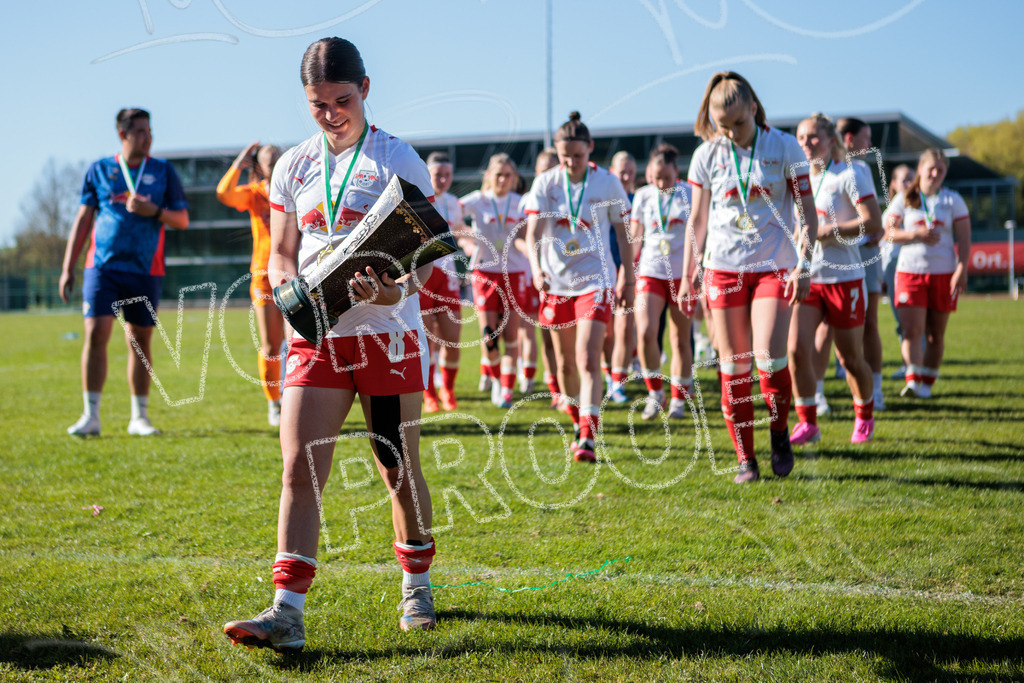 Gipfeltreffen der Frauen: Finale um den Sachsenlotto Landespokal 2026 | Am 1. Mai 2026 trafen im Endspiel des Sachsenlotto Landespokals die Frauen des Chemnitzer FC und die zweite Mannschaft von RasenBallsport Leipzig aufeinander. Vor stimmungsvoller Kulisse kämpften beide Teams ab 15:00 Uhr um die begehrte Trophäe des sächsischen Fußballs. Diese Galerie zeigt die Highlights, packende Zweikämpfe und die emotionalsten Momente des Finaltags. - Realisiert mit Pictrs.com