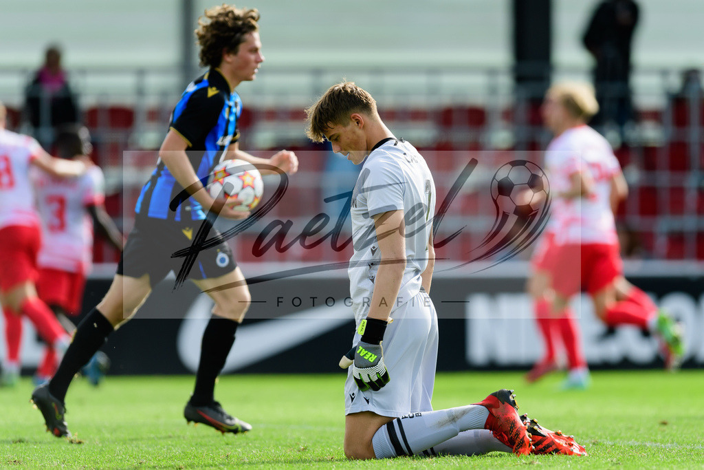 YLLEBR20210928_037 | Fussball, A-Junioren: Torwart Jelle Van Neck (Club Brugge KV) enttaeuscht beim Spiel der UEFA Youth League zwischen RB Leipzig und FC Bruegge im Stadion am Cottaweg am 28.09.2021 in Leipzig, Deutschland. - Realisiert mit Pictrs.com