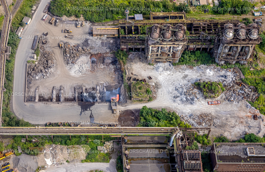 Duisburg240705542-Nord | Luftbild, Duisburg-Nord, Abschütten von glühendem Material mit einem LKW im Werk Acelor Mittal, Laar, Duisburg, Ruhrgebiet, Nordrhein-Westfalen, Deutschland
