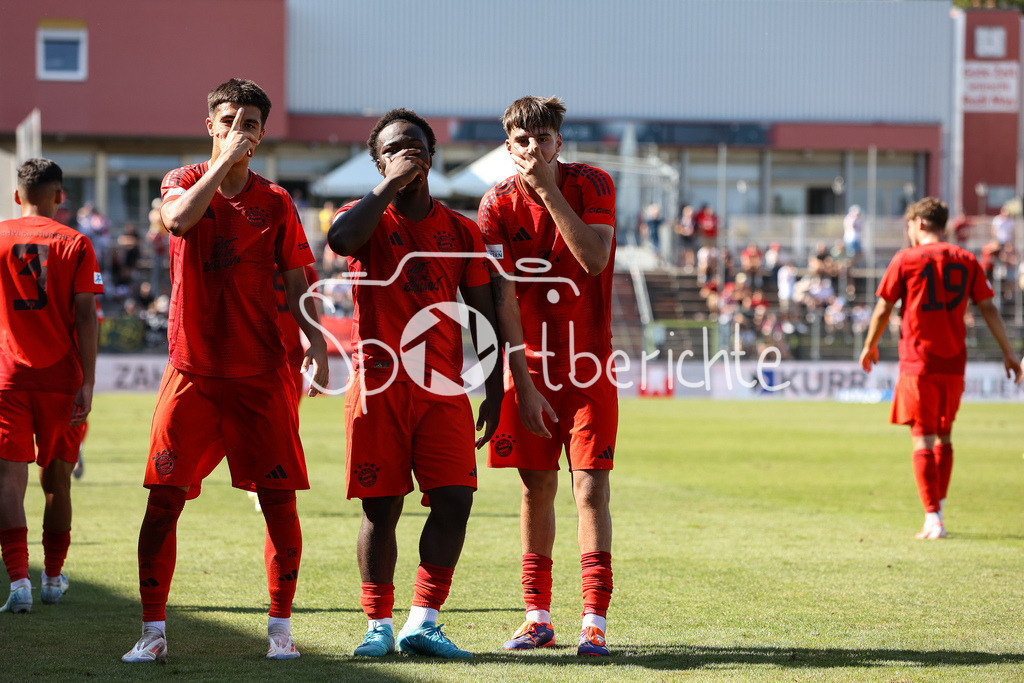 FC Würzburger Kickers - FC Bayern Amateure | Jubel nach dem Treffer zum 1-2 durch Nestory IRANKUNDA (FC Bayern München II #7) / Freude / Happy / Flick Flack / Salto / Adin LICINA (FC Bayern München II #9) / Nestory IRANKUNDA (FC Bayern München II #7) / Javier FERNANDEZ GONZALEZ (FC Bayern München II #8)  / Regionalliga Bayern: FC Würzburger Kickers - FC Bayern München II, AKON Arena am 24.08.2024