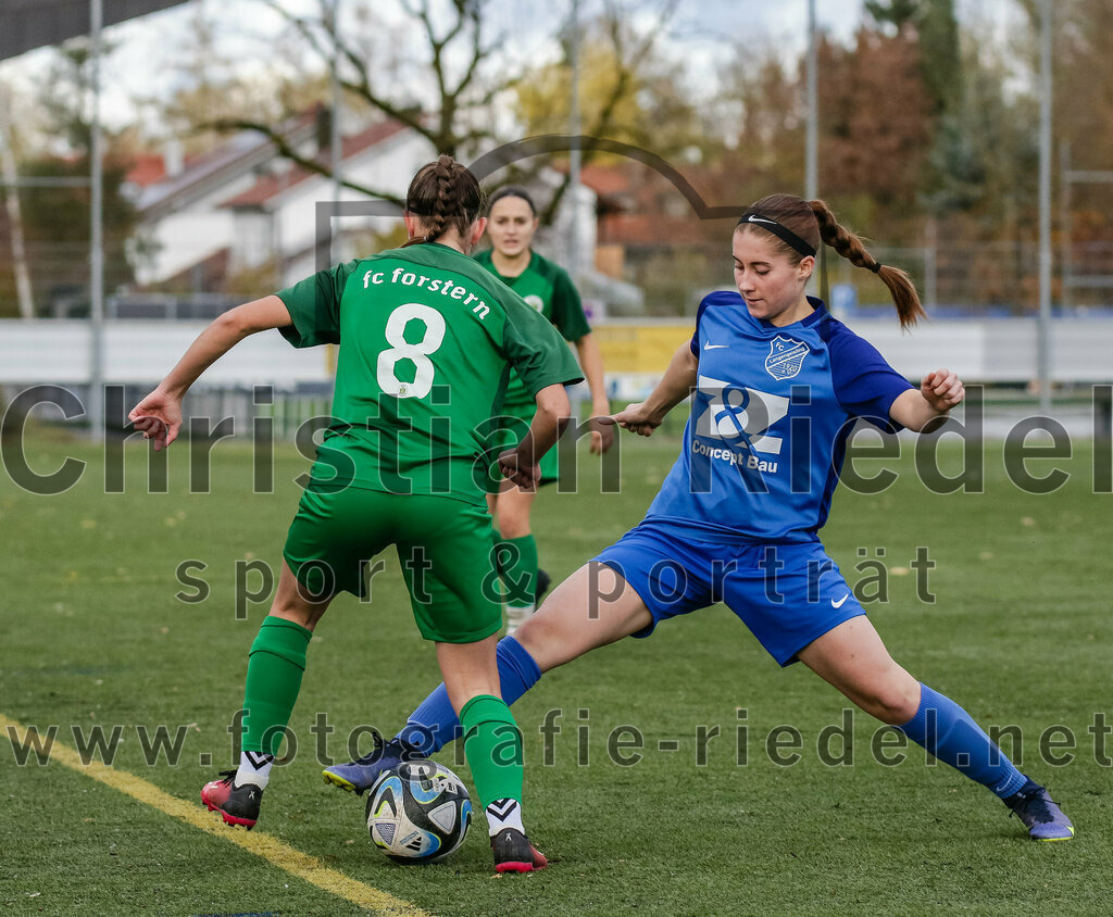 2023-11-19_025_FC_Langengeisling_gegen_FC_Forstern_II | Erding, Deutschland, 19.11.2023:
Fußball, Bezirksoberliga 2023 / 2024, 12. Spieltag, FC Langengeisling gegen FC Forstern II, Endergebnis: 3:0

Maria Zierer (FC Forstern, #8), Lina Biegel (FC Langengeisling, #32)

Foto: Christian Riedel / fotografie-riedel.net