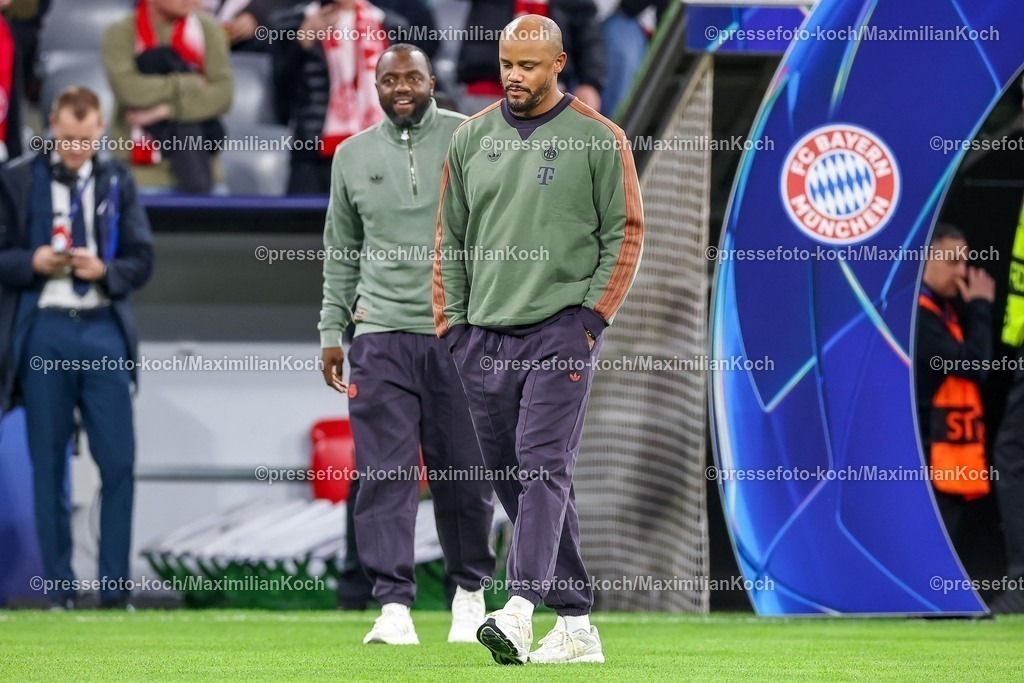 UCL22102501017 | 22.10.2025, Fußball, UEFA Champions League, FC Bayern München - Club Brügge, Allianz Arena, Saison 2025 2026: Cheftrainer Vincent Kompany (FC Bayern Muenchen #hc)  bei der Platzbegehung vor dem Spiel Regulations prohibit any use of photographs as image sequences and or quasi-video.