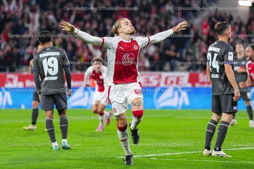xydrx17092501155 | 17.09.2025, xydrx, Fußball, 3.Liga, Rot-Weiss Essen - VFL Osnabrück, Saison 2025 2026, Stadion an der Hafenstraße:  Torjubel nach dem Tor zum 1:1 für Rot-Weiss Essen durch Torschütze Tom Moustier (Rot-Weiss Essen #28)  DFB regulations prohibit any use of photographs as image sequences and or quasi-video.