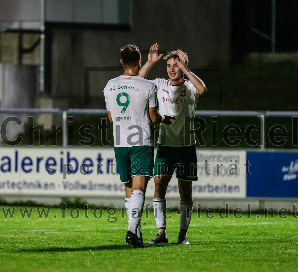 2023-10-13_081_FC_Schwaig_gegen_TSV_Ampfing | Oberding, Deutschland, 13.10.2023:
Fußball, Landesliga Südost 2023 / 2024, 16. Spieltag, FC Schwaig gegen TSV Ampfing, Endergebnis: 3:2

Jubel nach dem 2:0 durch Raffael Ascher (FC Schwaig, #9)
Raffael Ascher (FC Schwaig, #9), Simon Georgakos (FC Schwaig, #26)

Foto: Christian Riedel / fotografie-riedel.net
