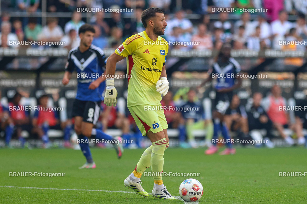 Borussia Mönchengladbach vs Hamburger SV - Bundesliga  | Mönchengladbach, Deutschland, 24.08.25:   Daniel Heuer Fernandes (Hamburger SV) in Aktion am Ball, Einzelaktion waehrend des Spiels der Bundesliga zwischen Borussia Mönchengladbach vs Hamburger SV im Stadion im Borussia Park(Foto von Brauer-Fotoagentur / Adrian Schlueter)