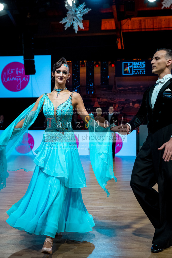 20251212_WDSF_World_Ch_Cup_RS-Std_1493-2 | Tanzsportbilder, Standardtanz, Lateintanz, WDSF, DTV, LTVB, dancecomp, goc, hessen tanzt, blaues band der spree, walzer, tango, wiener walzer, slowfox, quickstepp, samba, rumba, cha-cha-cha, paso doble. jive, hd-kroft photography, turniertanzsport