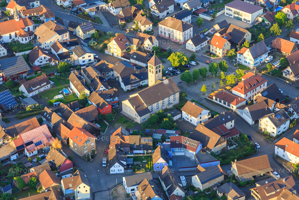 Luftbild: Kirche St. Michael im Ortsteil Niederhausen in Rheinhausen im Bundesland Baden-Württemberg in Deutschland. Foto: IMG_147960.jpg vom 30.05.2025 durch Werner Riehm/FLY-FOTO.deFSSPX.DE
