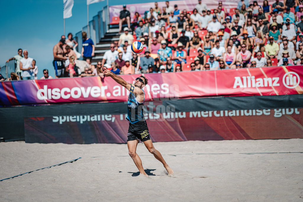 Beachvolleyball | Männer | Allianz German Beach Tour 2024 | Tourstop Kühlungsborn | 11.08.2024 | Jonas Sagstetter spielt den Ball