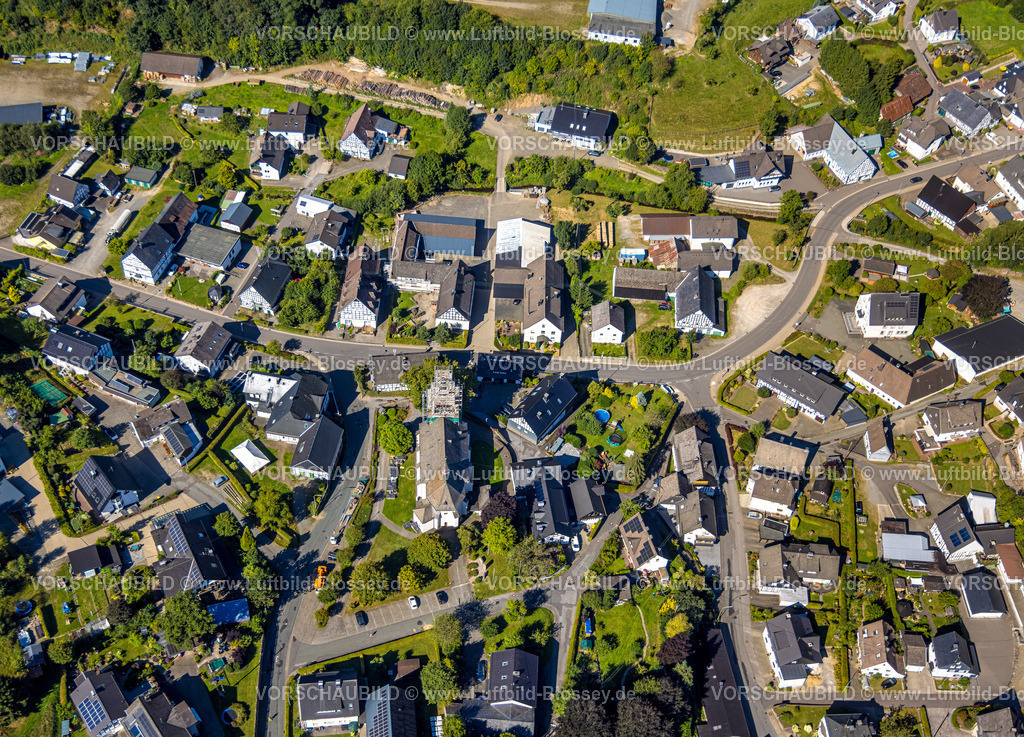 Kirchhundem250811820 | Luftbild, Ortszentrum Heinsberg und Baustelle und Sanierungsarbeiten am Kirchturm der kath. Pfarrkirche St. Katharina, Heinsberg, Kirchhundem, Sauerland, Nordrhein-Westfalen, Deutschland