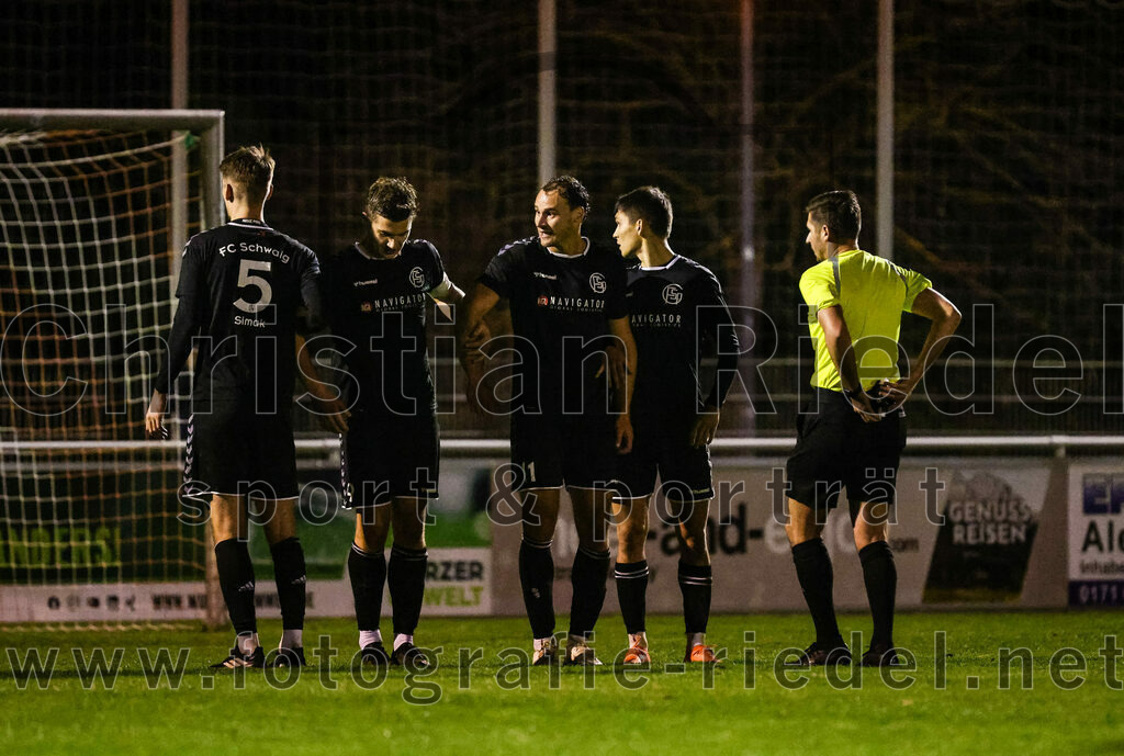 2023-10-27_129_VfB_Hallbergmoos_gegen_FC_Schwaig | Hallbergmoos, Deutschland, 27.10.2023:
Fußball, Landesliga Südost 2023 / 2024, 18. Spieltag, VfB Hallbergmoos gegen FC Schwaig, Endergebnis: 2:3

Mario Simak (FC Schwaig, #5), Raffael Ascher (FC Schwaig, #9), Markus Straßer (FC Schwaig, #11), Roman Mavdryk (FC Schwaig, #3), Schiedsrichter Fabian Buechner

Foto: Christian Riedel / fotografie-riedel.net