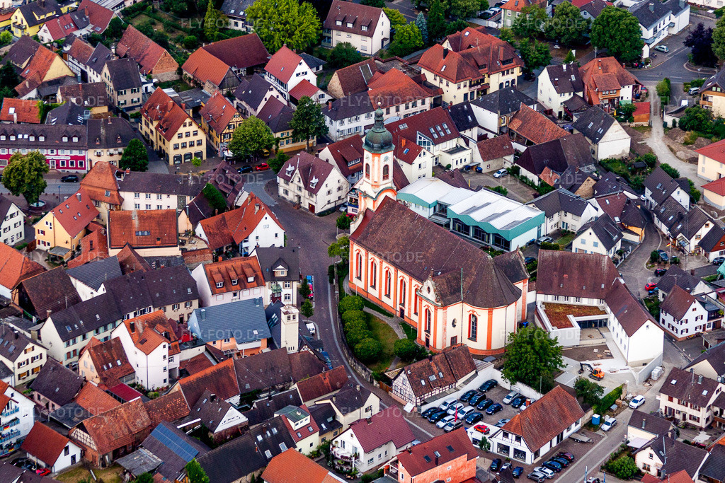 Luftbild: St. Martin Kirche im Altstadt- Zentrum der Innenstadt in Riegel am Kaiserstuhl im Bundesland Baden-Württemberg in Deutschland. Foto: IMG_68163.jpg vom 19.06.2014 durch Werner Riehm/FLY-FOTO.de