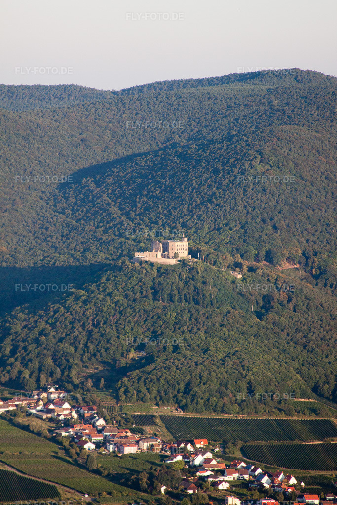 Luftbild: Hambacher Schloss im Ortsteil Hambach an der Weinstraße in Neustadt im Bundesland Rheinland-Pfalz in Deutschland. Foto: IMG_44356.jpg vom 20.08.2011 durch Werner Riehm/FLY-FOTO.de