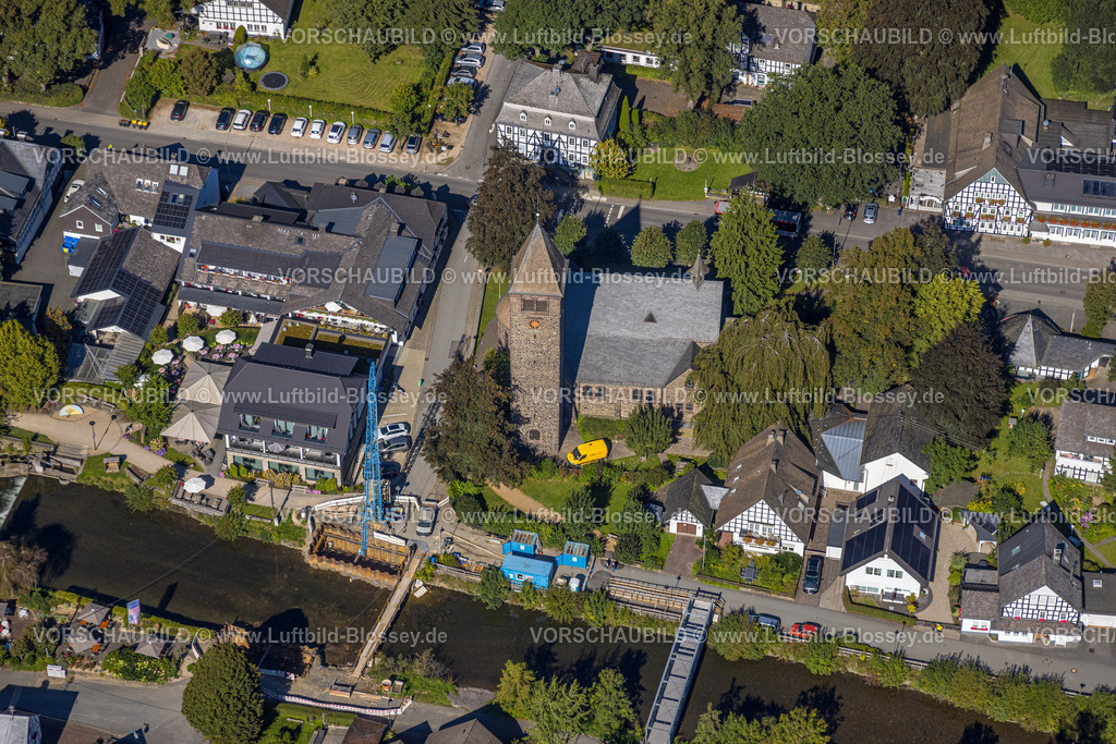 Lennestadt230909928Saalhausen | Luftbild, Kirche St. Jodokus, Baustelle am Fluss Lenne, Saalhausen, Lennestadt, Sauerland, Nordrhein-Westfalen, Deutschland