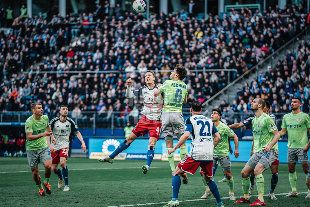 Fußball | Männer | Saison 2023/2024 | 2. Fußball-Bundesliga | 26. Spieltag | Hamburger SV vs. SV Wehen Wiesbaden | 17.03.2024 | Kopfballduell zwischen Sebastian Schonlau (#4, HSV) und Gino Fechner (#6, SV Wehen Wiesbaden)