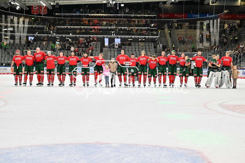 Augsburger Panther - Kölner Haie | die Augsburger Panther feiern zusammen mit den Fans den Heimsieg gegen die Kolner Haie / DEL: Augsburger Panther - Kölner Haie, Curt Frenzel Stadion am 29.09.2024