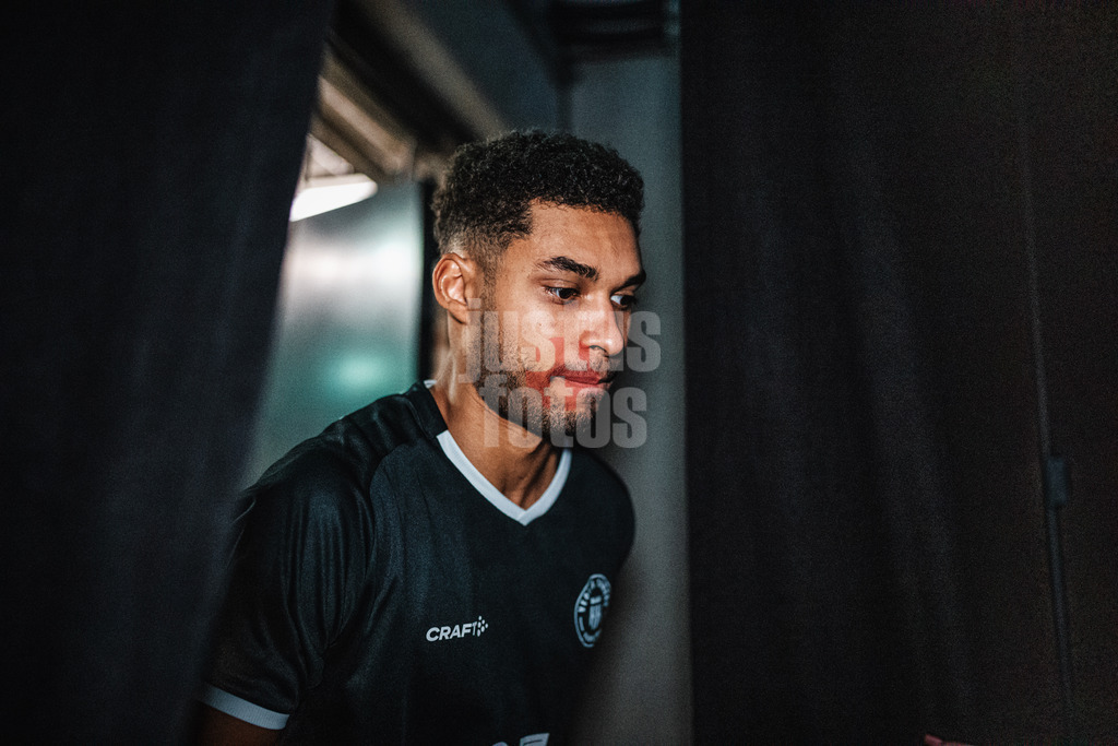 Basketball | Männer | Saison 2024/2025 | easyCredit Basketball Bundesliga | 18. Spieltag | Veolia Towers Hamburg vs. FIT/One Würzburg Baskets | 26.01.2025 | Kennet Ogbe (#25, Veolia Towers Hamburg) beim Einlauf