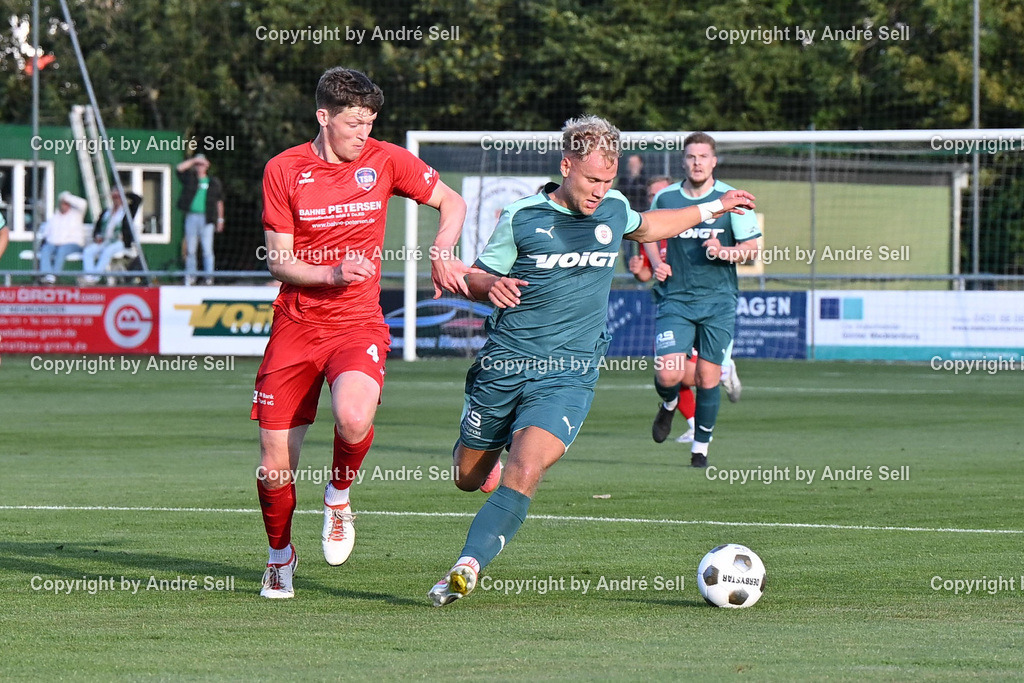 PSV Neumünster vs TSB Flensburg | Youri von der Mehden (PSV #10) vs Jon Jessen (TSB #4) / Fußball-Oberliga Männer 2026/2027 / PSV Neumünster vs TSB Flensburg / PSV Stadion Platz A / Neumünster / 07.08.26 - Realisiert mit Pictrs.com
