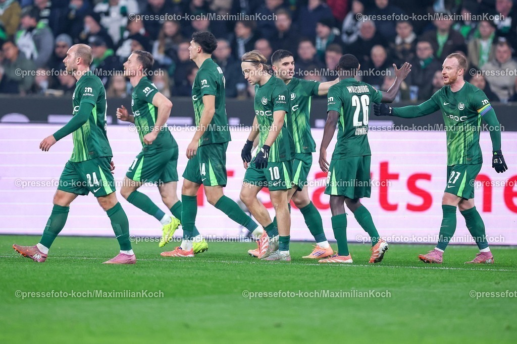 BMG13122501066 | 13.12.2025, Fußball, Borussia Mönchengladbach - VfL Wolfsburg, 1. Fußball Bundesliga, 14.Spieltag, Borussia-Park, Saison 2025 2026: Zu früh gefreut nach dem vermeindlichen Tor zum 4:1 durch Lovro Majer&nbsp;(VfL Wolfsburg #10)  - Nach Videoüberprüfung Abseits, Kein Tor DFB regulations prohibit any use of photographs as image sequences and or quasi-video.