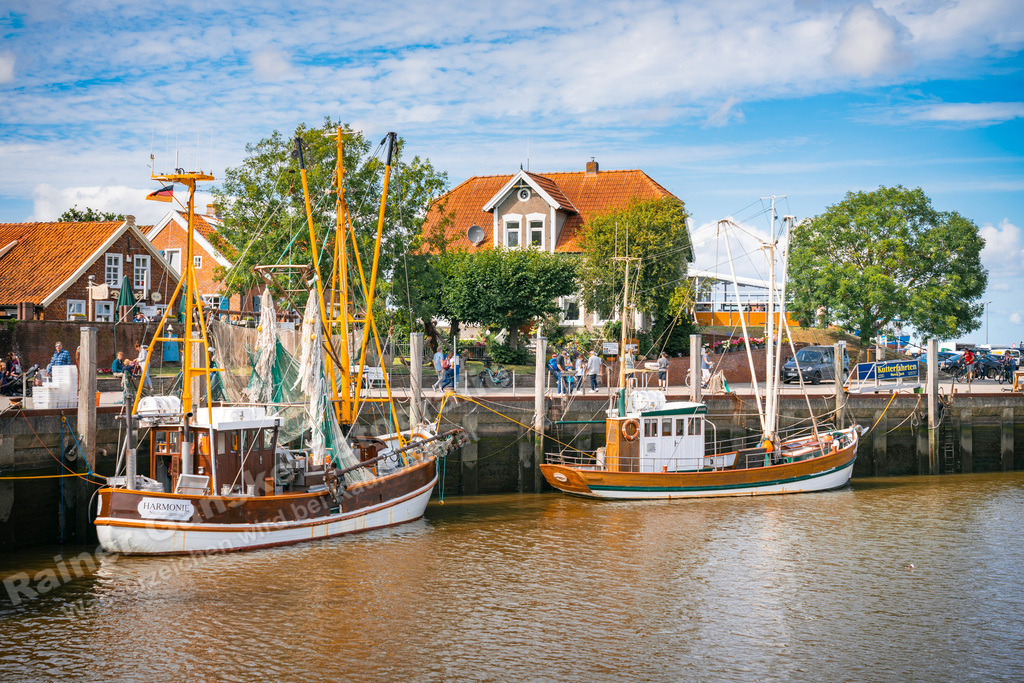 20220728 Neuharlingersiel 093 R Ganske | Onlineshop mit Bildern von Stränden, Häfen und Meer. Leinwände, Poster, Kalender und andere Materialien erhältlich. Kommerzielle Lizenzen möglich.  - Realisiert mit Pictrs.com