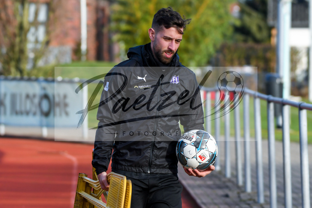 20200215_TRAOSN_0012 | Fussball, Herren: Manuel Farrona Pulido (VfL Osnabrueck) schaut waehrend der Trainingseinheit des VfL Osnabrueck im Sportpark Illoshoehe am 15.02.2020 in Osnabrueck, Deutschland. - Realisiert mit Pictrs.com