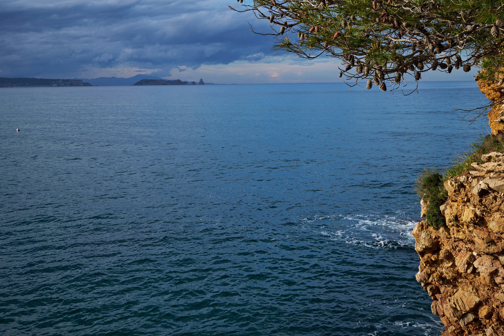 Blick vom Wanderweg auf die Felsen und das Meer | Begur, Spanien - May 07, 2024: Platja de Sa Riera; Blick vom Wanderweg auf die Felsen und das Meer. - Realisiert mit Pictrs.com