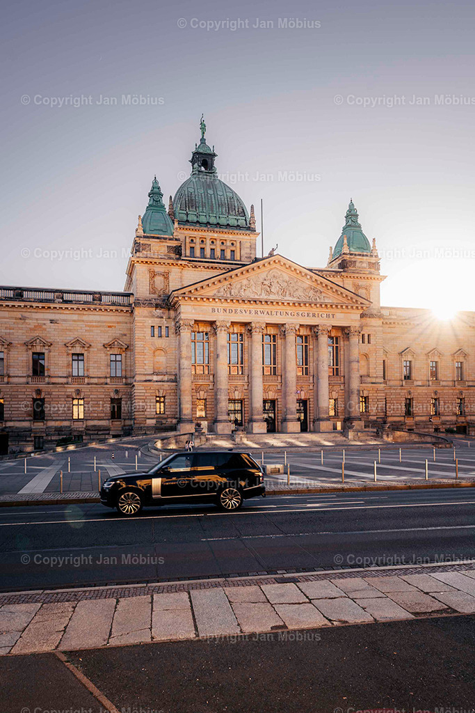 Bundesverwaltungsgericht | Das heutige Bundesverwaltungsgericht in Leipzig blickt auf eine bewegte Geschichte zurück: Ursprünglich als Reichsgericht errichtet, diente das beeindruckende Gebäude später als Bildermuseum. Heute ist es Sitz des höchsten deutschen Gerichts für öffentliches Recht. Die Verbindung aus historischer Architektur, kulturellem Erbe und rechtlicher Bedeutung macht diesen Ort einzigartig – für Besucher, Interessierte und Bildkäufer gleichermaßen. - Realisiert mit Pictrs.com
