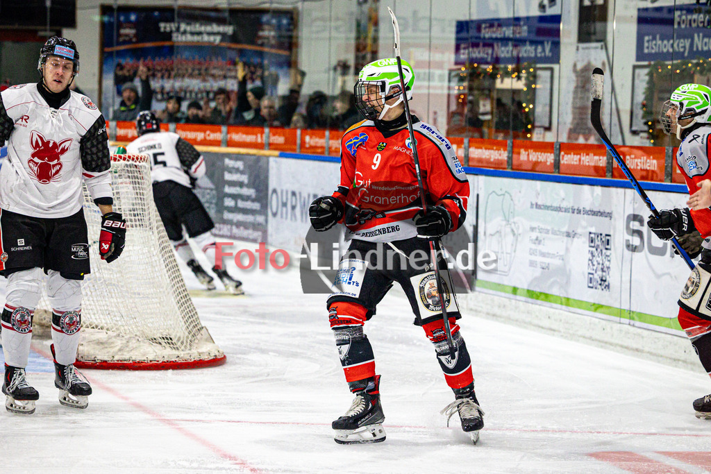 TSV Peißenberg MINERS gegen EV Dingolfing ISAR RATS | Eishockey Bayernliga Herren Vorrunde 2024/25, TSV Peißenberg MINERS gegen EV Dingolfing ISAR RATS, 20241215,Anton ENGEL (MINERS 9) Jubel,2024-12-15 in Peißenberg (Eisstadion Peißenberg)Anton ENGEL (MINERS 9)Copyright: WolfgangxLindner foto-lindner.de