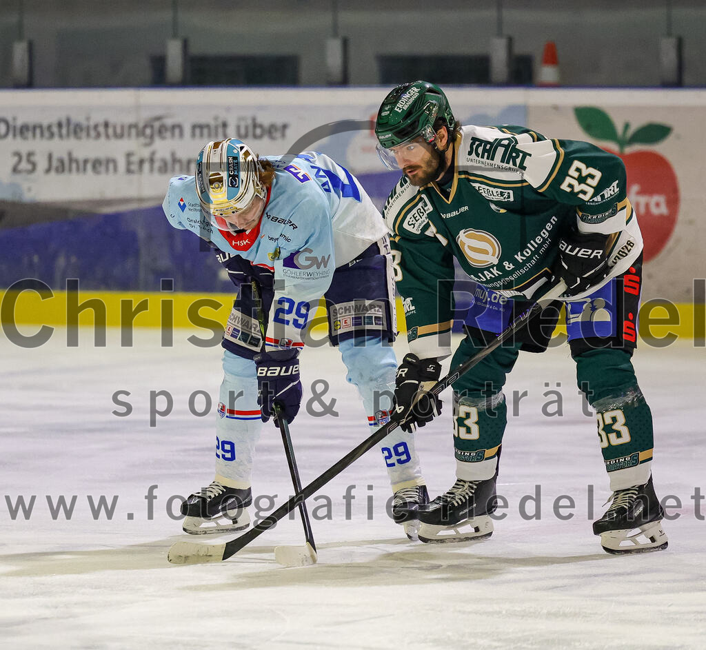 2025-12-23_056_TSV_Erding_gegen_Heilbronner_Falken | Erding, Deutschland, 23.12.2025:Eishockey, Oberliga Süd 2025 / 2026, 29. Spieltag, TSV Erding gegen Heilbronner Falken, Endergebnis: 5:4Calder Anderson (Heilbronner Falken, #29), Marc Schmidpeter (Erding Gladiators, #33)Foto: Christian Riedel / fotografie-riedel.net