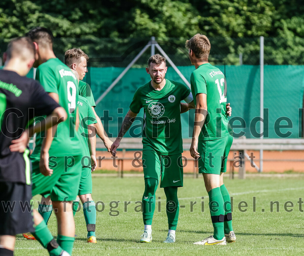 2023-07-09_074_FC_Forstern_gegen_SpVgg_Neuching | Forstern, Deutschland, 09.07.2023:
Fußball, Kreisklasse 2023 / 2024, Testspiel, FC Forstern gegen SpVgg Neuching, Endergebnis: 2:4

Jubel nach dem 2:0 durch Bastian Keilhacker (FC Forstern, #4)
Andreas Ullmann (FC Forstern, #11), Lukas Gröppmair (FC Forstern, #12)

Foto: Christian Riedel / fotografie-riedel.net