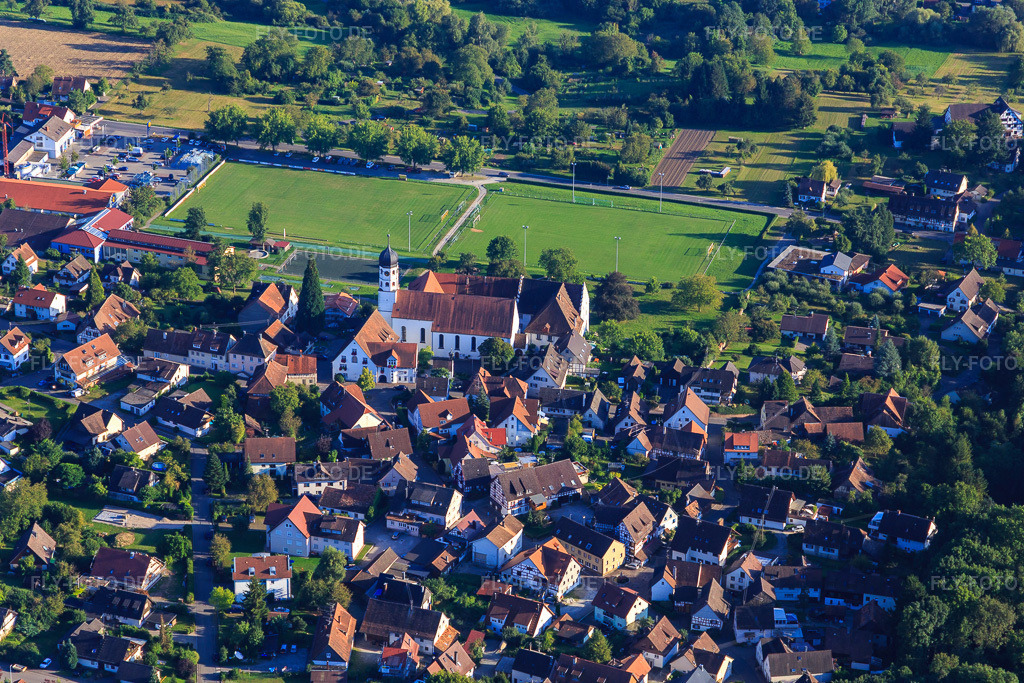 Luftbild: Gemeindeverwaltung Öhningen, Kirche St. Hippolyt und Verena vor dem Sporplatz an der Grund-u.Hauptschule mit Werkrealschule im Ortsteil Stiegen in Öhningen im Bundesland Baden-Württemberg in Deutschland.Foto: IMG_094311.jpg vom 27.08.2016 durch Werner Riehm/FLY-FOTO.deAuflösung des Originals: 5472 x 3648 pxWWW.OEHNINGEN.DE