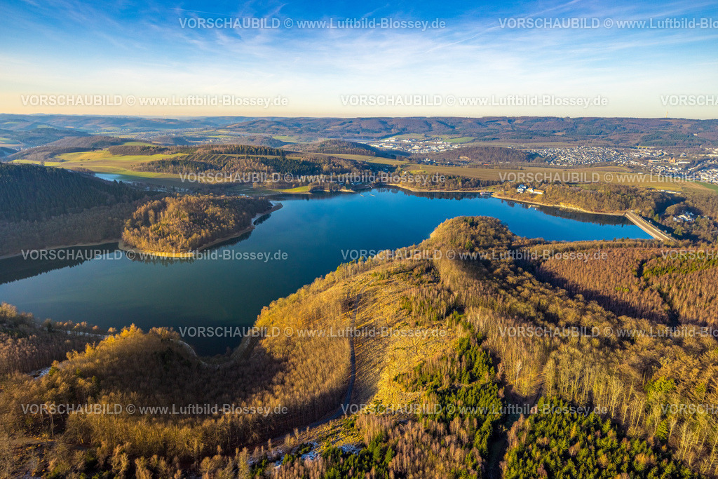 Meschede260105147 | Luftbild, Hennesee Hennetalsprerre und Staumauer, Fernsicht und blauer Himmel mit Wolken, Waldgebiet und Blick nach Enste, Berghausen, Meschede, Sauerland, Nordrhein-Westfalen, Deutschland