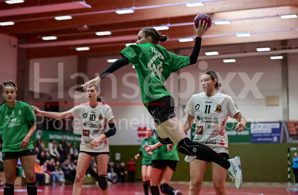 Handball, 2. Bundesliga Frauen, SV Werder Bremen - VfL Waiblingen | v.li.: Chiara Thorn (SV Werder Bremen, 44) beim Wurf, am Ball, Spielszene, Aktion, Action