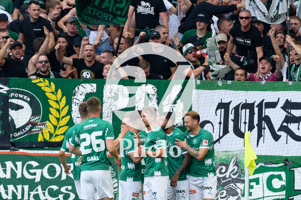 Brack Super League - Servette FC v FC Saint-Gall | Willem Geubbels (9 FC Saint-Gall) celebrates after scoring his team's first goal with teammates during the Brack Super League match between Servette FC and FC Saint-Gall at Stade de Geneve in Geneva, Switzerland
