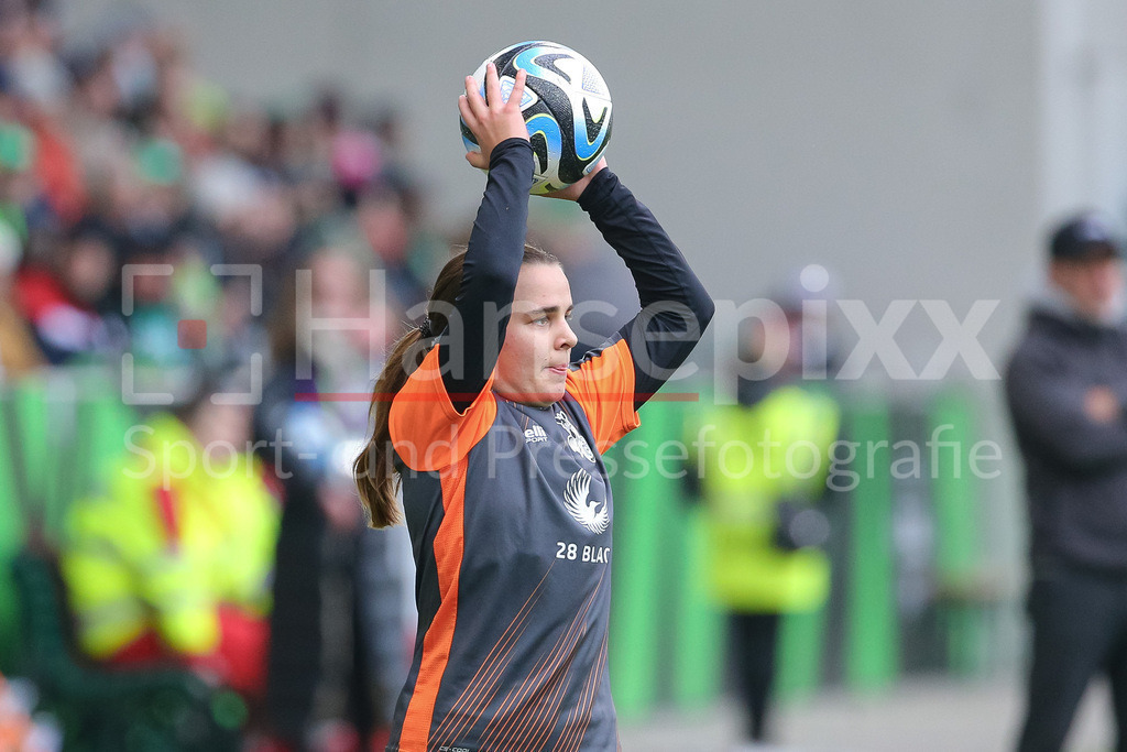 Fussball, Google Pixel Frauen-Bundesliga, VfL Wolfsburg - MSV Duisburg | v.li.: Kara Bathmann (MSV Duisburg, 4) beim Einwurf, Aktion, Action, Spielszene, Portrait, Nahaufnahme, Einzelfoto, Einzelbild, DIE DFB-RICHTLINIEN UNTERSAGEN JEGLICHE NUTZUNG VON FOTOS ALS SEQUENZBILDER UND/ODER VIDEOÄHNLICHE FOTOSTRECKEN. DFB REGULATIONS PROHIBIT ANY USE OF PHOTOGRAPHS AS IMAGE SEQUENCES AND/OR QUASI-VIDEO.