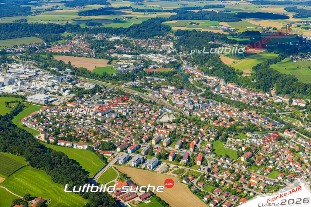 Luftaufnahme der Stadt Trostberg - Die Luftaufnahme wurde 2025 vom UL-Flugzeug heraus erstellt ( keine Drohne ) - Hochauflösende Luftaufnahme - für professionelle Ausdrucke geeignet. Die Geschenkidee !Mit Lizenz und Bildrechte bestellbar
