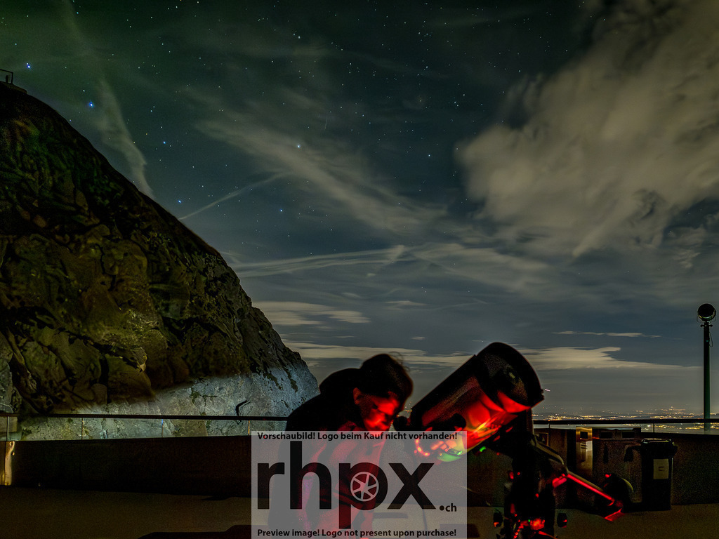 Astronomieabend am Pilatus / Astronomy Evening at Pilatus | <p><strong>Kosmos. Licht. Staunen.</strong></p>
<p>Unter dem weiten Sternenzelt auf dem Pilatus versammeln sich Begeisterte, um in die Tiefen des Universums zu blicken. </p>

<br>
<p><strong>Cosmos. Light. Wonder.</strong></p>
<p>Under the vast starry canopy on Mount Pilatus, enthusiasts gather to gaze into the depths of the universe.</p> - Realisiert mit Pictrs.com