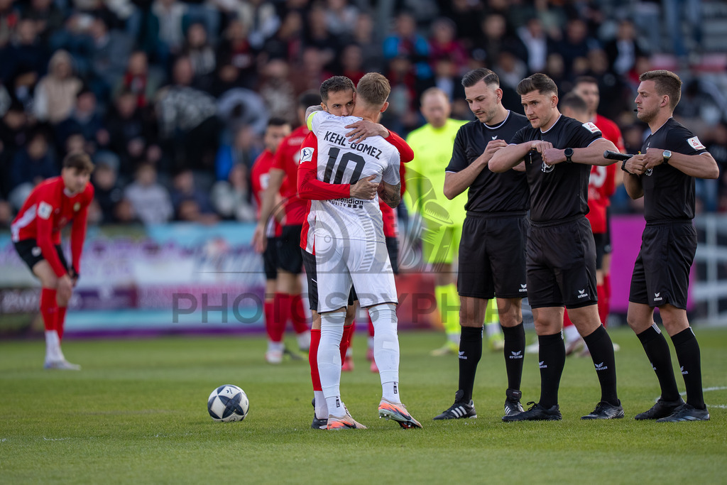 SG Sonnenhof Großaspach vs. SGV Freiberg, Fussball, Regionalliga Suedwest, 30. Spieltag, 22.04.2026 | Volkan Celiktas (SG Sonnenhof Großaspach, #05) und Mert Tasdelen (SG Sonnenhof Großaspach, #10),SG Sonnenhof Großaspach vs. SGV Freiberg, Fussball, Regionalliga Suedwest, 30. Spieltag, 22.04.2026