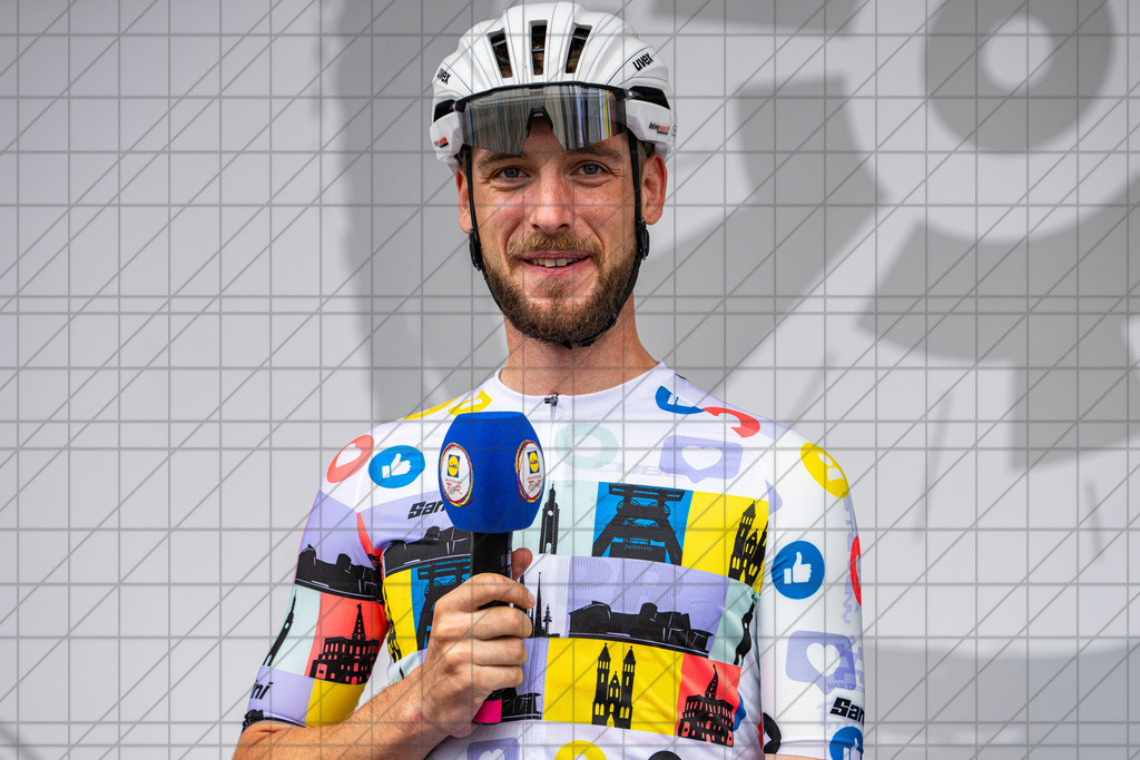 DeutschlandTour 2025 | Etappe 3 - Arnsberg (Start) | RUTSCH Jonas (Intermerché Wanty) hat dąs Community Trikot auf der letzten Etappe gewonnen. //  23.08.25: DeutschlandTour 2025 | Etappe 3 - Arnsberg (Start) / Arnsberg / Deutschland  //   CREDIT:www.bullenfotos.de, Martin König, Hörner Weg 40, D-49078 Osnabrück, +4917663732967 // Nutzung und Weitergabe nur zu den vereinbarten Zwecken. Presseanfragen an Ersteller. Alle Rechte beim Ersteller. Honorierung nach MFM. - Realisiert mit Pictrs.com