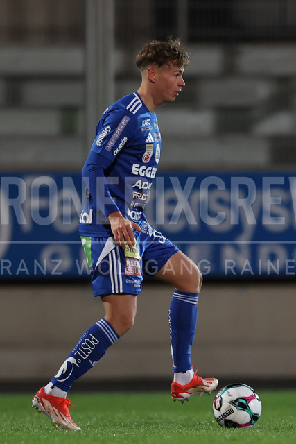 TSV Egger Glas Hartberg vs SV Oberbank Ried – Austrian Bundesliga Match | The image shows Fabian Wilfinger (Hartberg) with ball, at the Bundesliga match TSV Hartberg vs SV Ried at Profertil Arena Hartberg. 22.11.2025