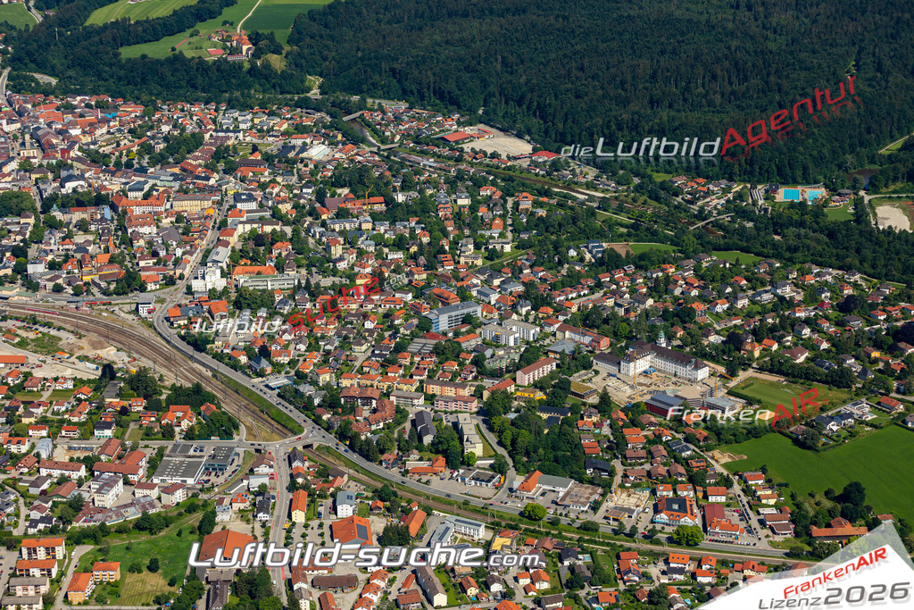 Aktuelles Luftbild von Empfing Traunstein - Die Luftaufnahme wurde 2022 mittels UL-Flugzeug erstellt ( keine Drohne ) - hochauflösende Kamera-Systeme von  Canon -Beste Qualität - Für grossformatige Ausdrucke geeignet. Die Geschenkidee !
