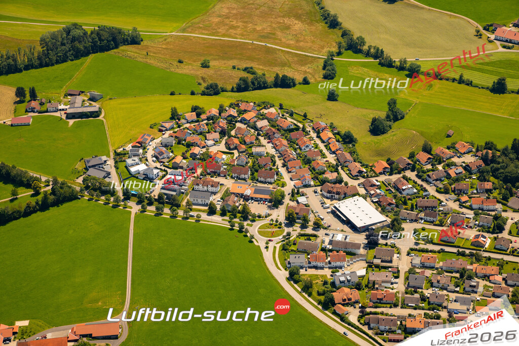 Das Luftbild zeigt :  Altusried - Die Luftaufnahme wurde 2024 vom UL-Flugzeug aus erstellt ( keine Drohne ) - Hochauflösende Luftaufnahme - Für grossformatige Ausdrucke geeignet. Die Geschenkidee !Mit Lizenz und Bildrechte bestellbar