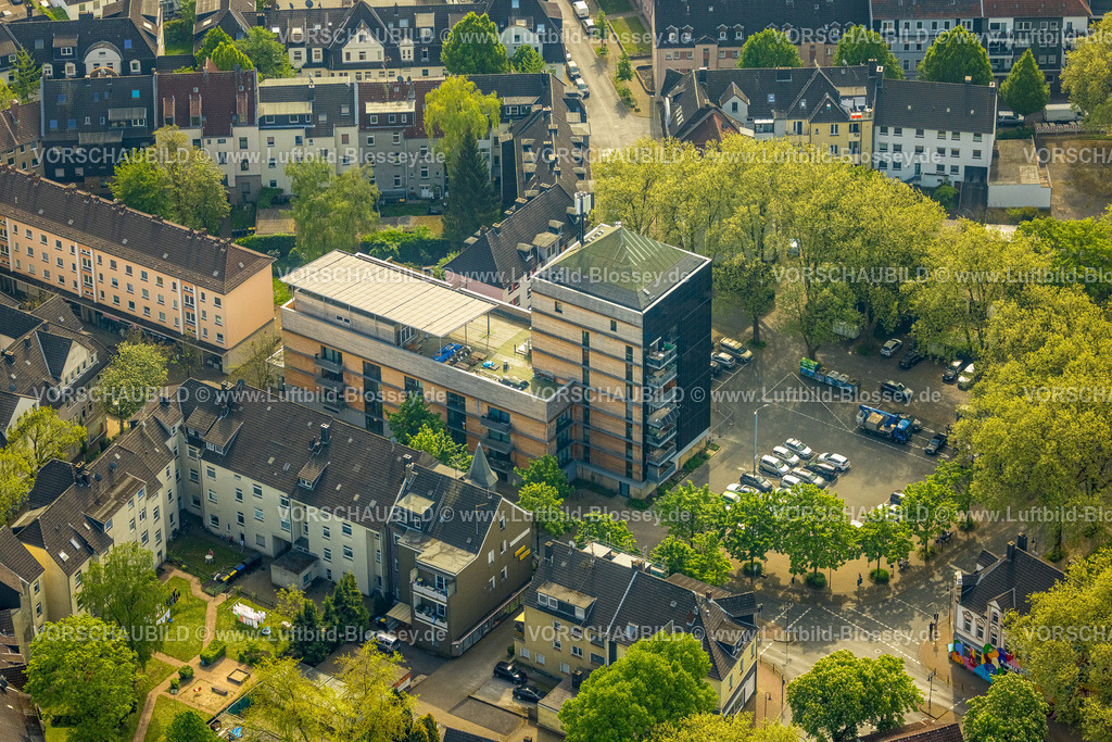 Herne240500171 | Luftbild, Neubau we-house Herne Wohnanlage mit Solardach, Hochbunker Mont-Cenis, nachhaltiges Wohnprojekt, Sodingen, Herne, Ruhrgebiet, Nordrhein-Westfalen, Deutschland