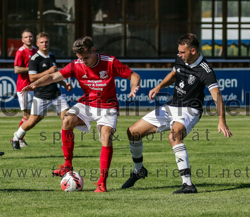 2023-08-20_096_TuS_Oberding_gegen_FC_Finsing_II | Oberding, Deutschland, 20.08.2023:
Fußball, Kreisklasse 2023 / 2024, 3. Spieltag, TuS Oberding gegen FC Finsing II, Endergebnis: 1:1

Leon Engelhard (FC Finsing, #8), Christian Werner (TuS Oberding, #4)

Foto: Christian Riedel / fotografie-riedel.net