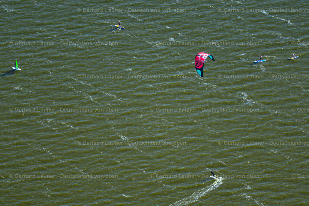 3638299 | BORN AM DARß 25.08.2016 Surfer - Kitesurfer und Segler in Fahrt auf dem Barther Bodden in Born am Darß im Bundesland Mecklenburg-Vorpommern, Deutschland. // Surfer - kitesurfer and sailors in motion on Barther Bodden in Born am Darss in the state Mecklenburg - Western Pomerania, Germany. Foto: Gerhard Launer