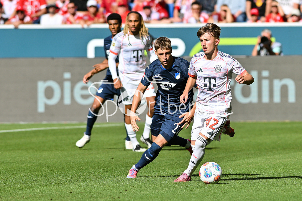 TSG 1899 Hoffenheim - FC Bayern München | im Duell Alexander PRASS (TSG Hoffenheim 22) und Lennart KARL (FC Bayern Muenchen 46) / Zweikampf / Bundesliga: TSG 1899 Hoffenheim - FC Bayern München; PreZero-Arena am 20.09.2025