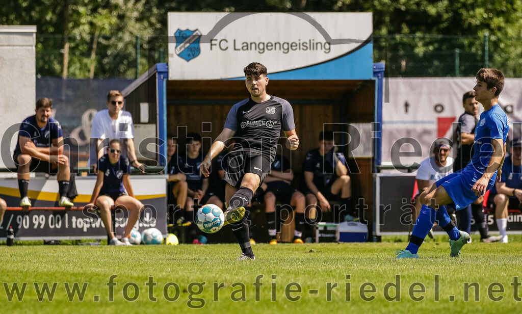 2023-08-12_016_FC_Langengeisling_gegen_ESV_Freilassing | Erding, Deutschland, 12.08.2023:
Fußball, Bezirksliga Oberbayern Ost 2023 / 2024, 4. Spieltag, FC Langengeisling gegen ESV Freilassing, Endergebnis: 2:1

Maximilian Maier (FC Langengeisling, #10), David Scheuerer (ESV Freilassing, #12)

Foto: Christian Riedel / fotografie-riedel.net